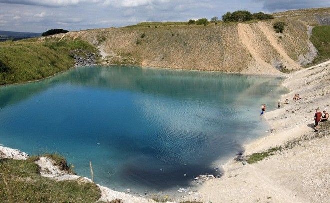 Голубая лагуна Великобритания  Перед березовыми водами заброшенного карьера сложно устоять Но как бы ни был высок соблазн купаться здесь не стоит Красивый цвет вода получает изза известняковых скал уровень же рН воды составляет 113 что может вызвать раздражение кожи и глаз грибковые инфекций или проблемы с желудком