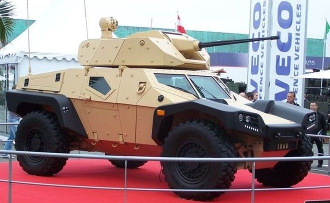 А это довольно впечатляющая демонстрация того как легко Oshkosh может быть приспособлен под конкретные нужды пехоты Модель Crab оснашена оружейной башней диаметр орудия 25 мм но самое интересное она умеет двигаться боком