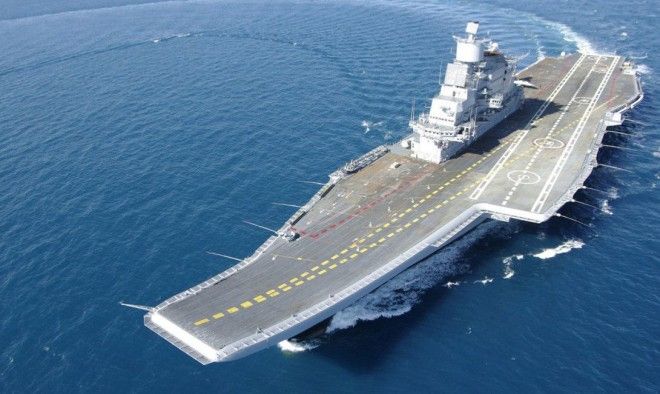 INS Vikramaditya Стоимость 235 млрд Викрамадитья авианосец класса Киев приобретенный Индией у России Модификации затребованные покупателями обошлись в несколько лишних десятков миллионов долларов но с общим количеством нолей в сумме это не так уж и важно Авианосец способен нести более тридцати боевых самолетов и принять на борт до 2000 человек