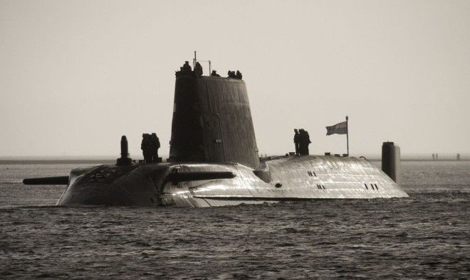 HMS Astute Стоимость 4 млрд Субмарина Королевского флота HMS Astute относится к новому классу Нимиц Сравнительно недавно это чудо инженерии встало на мель у побережья Шотландии что вызвало ряд колких высказываний британской прессы HMS Astute оснащена современными торпедами Spearfish каждая из которых способна потопить судно на дистанции в 30 морских миль Кроме того в боезапас субмарины входят ракеты Tomahawk дальность полета которых превышает 1000 морских миль