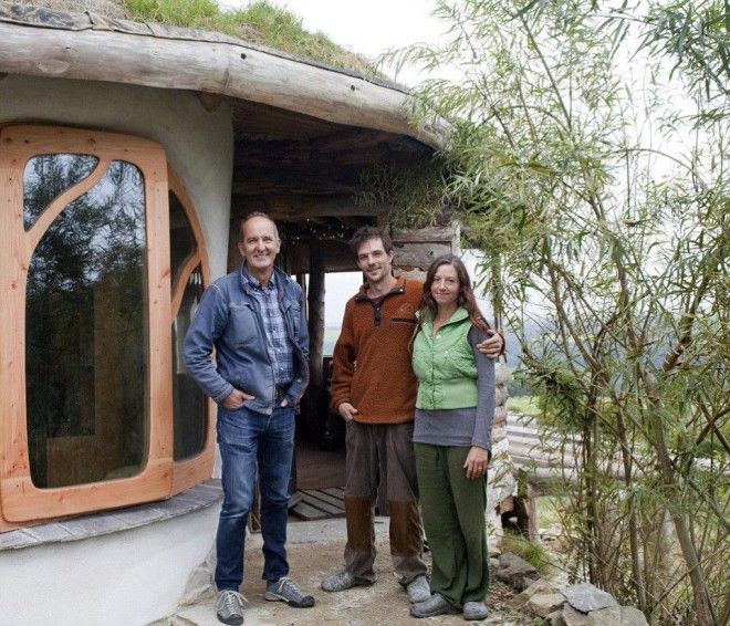 Семейная пара построила дом за небольшие деньги