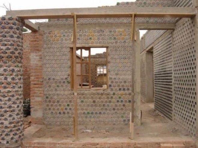SBЖители Нигерии строят себе дома из пластиковых бутылок