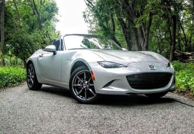 Спортивный родстер Mazda MX5 Miata GT на проселочной дороге Фото cheatsheetcom