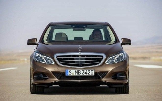 Седан бизнескласса MercedesBenz EClass в кузове W212 2014 года Фото cheatsheetcom