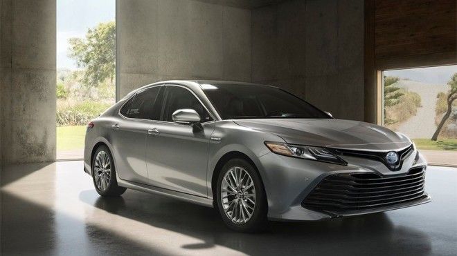 Картинки по запросу Среднеразмерный японский седан Toyota Camry 2018