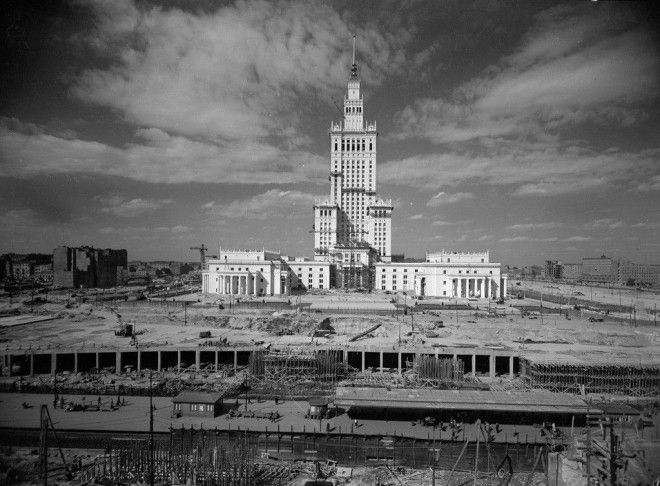 BudowaPałacu Kultury wymagała zburzenia dziesiątek dziewiętnastowiecznych budynków, które przetrwały powstanie warszawskie, ok 1955, foto: Władysław Sławny / Dom Spotkań z Historią