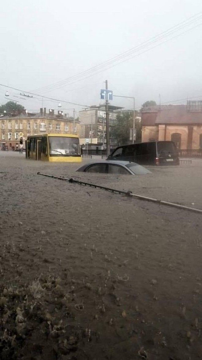 Львов в результате ливня улицы превратились в реки