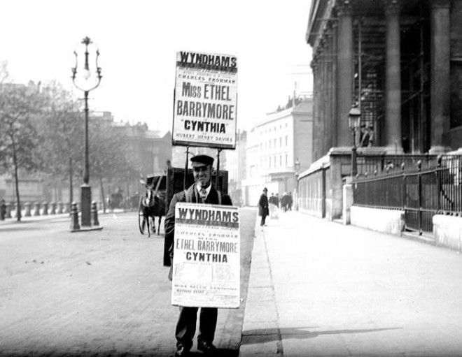 Мужчина рекламирующий спектакль в театре Виндхам в Лондоне