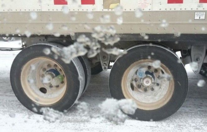 Глядя на бутылку можно понять вращается ли колесо