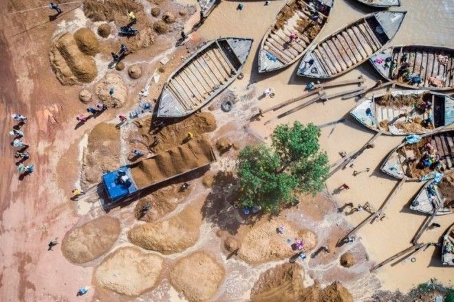 Добыча песка вручную со дна реки Нигер считается завидной работой