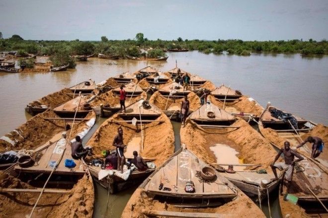Добыча песка вручную со дна реки Нигер считается завидной работой