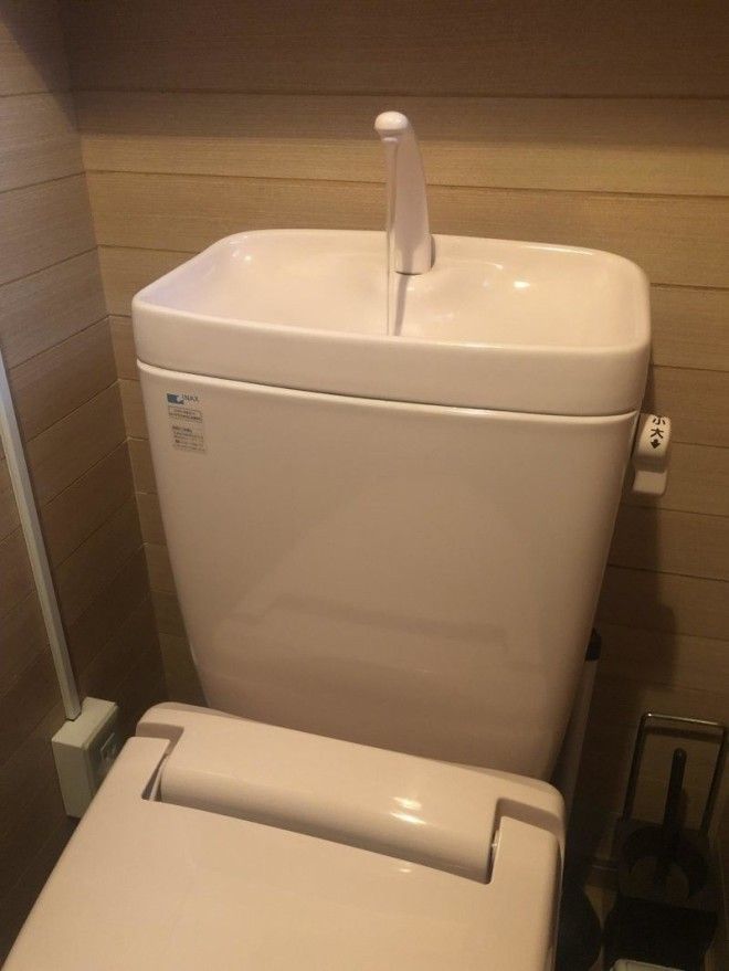 11. Японский унитаз с встроенной раковиной. Вы можете помыть руки и использовать эту же воду для смыва в мире, гениально, изобретения, на заметку, удобно, хитрости