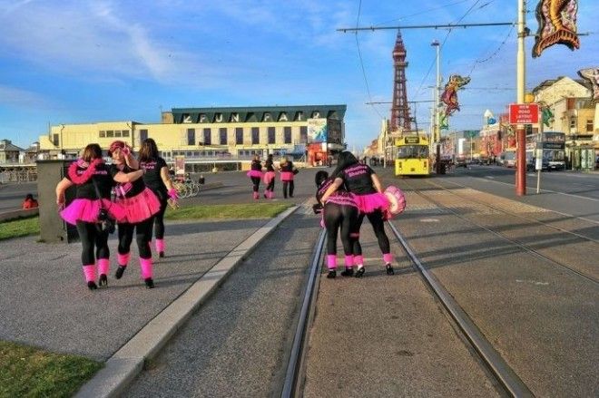 Вот как проходят мальчишники и девичники самого развратного города Британии