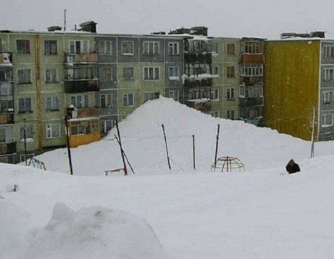 Sужчина сфотографировал заснеженную машинуа на утро не поверил своим глазам