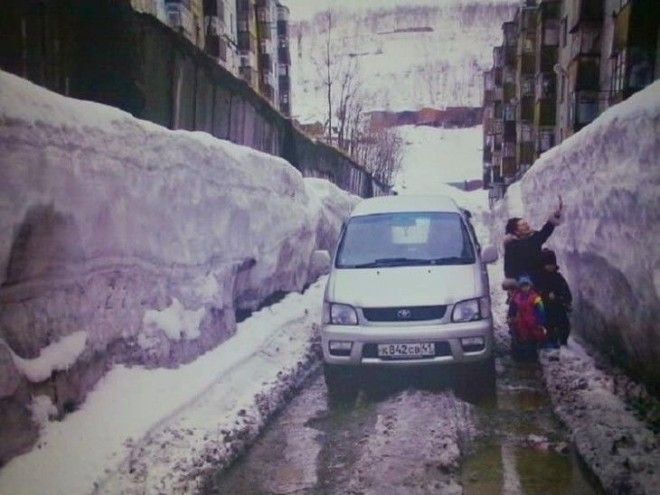 Sужчина сфотографировал заснеженную машинуа на утро не поверил своим глазам