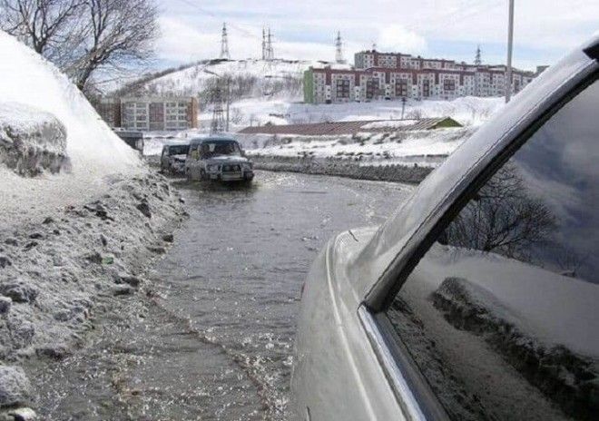 Sужчина сфотографировал заснеженную машинуа на утро не поверил своим глазам