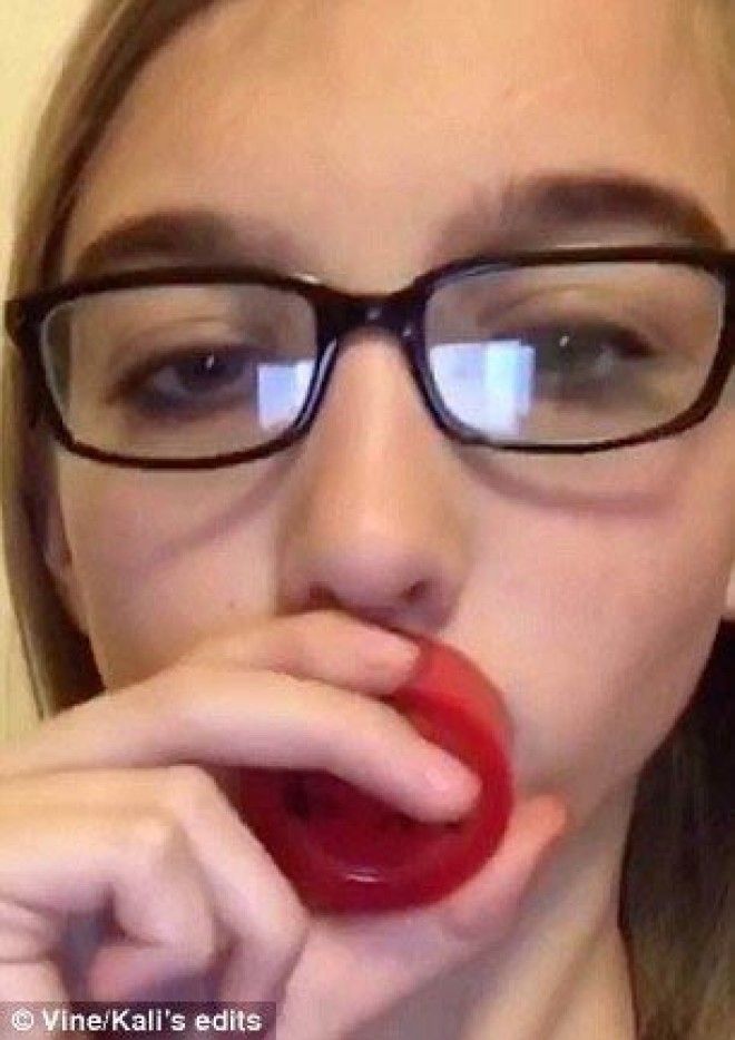 губы как у Кайли Дженнерkyliejennerchallenge экстремальное увеличение губ засовывают губы в маленькие баночки увеличение губ отек