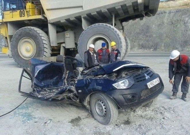 Водитель карьерного самосвала не заметил внедорожник