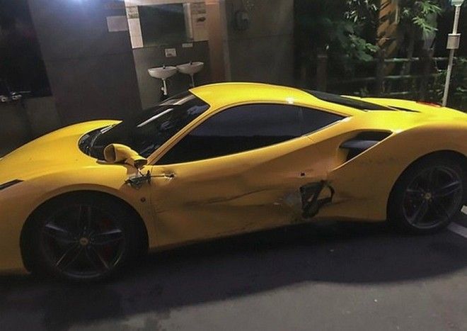 Попал по полной: 20-летний парнишка уснул за рулем и протаранил 4 Ferrari