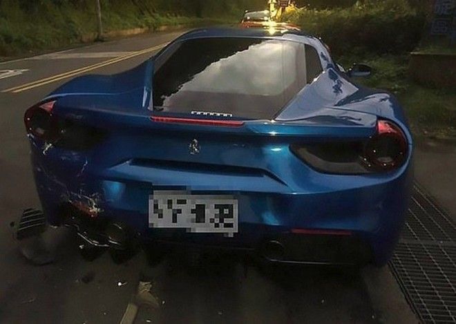 Попал по полной: 20-летний парнишка уснул за рулем и протаранил 4 Ferrari