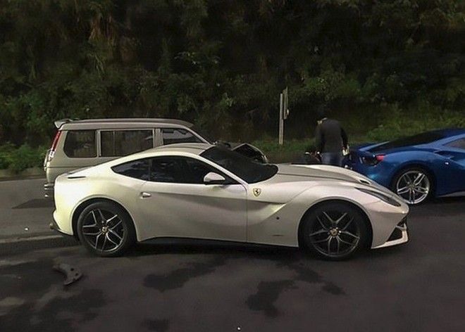 Попал по полной: 20-летний парнишка уснул за рулем и протаранил 4 Ferrari