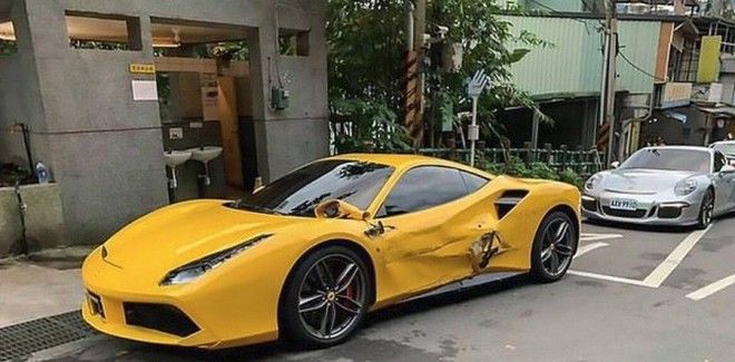 Попал по полной: 20-летний парнишка уснул за рулем и протаранил 4 Ferrari