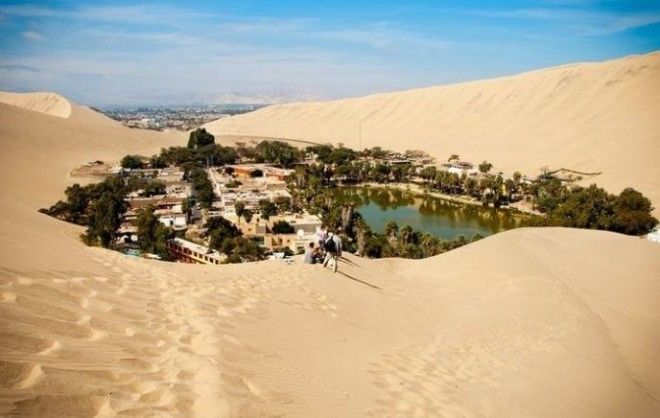 SЧудо в пустыне вокруг маленького озера в пустыне люди построили городок