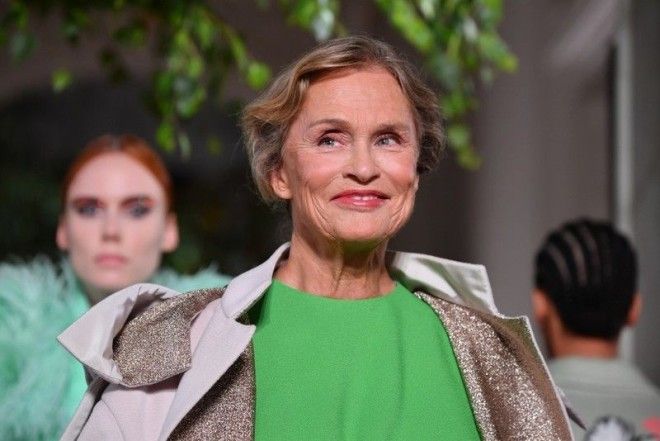 75летняя модель досадно упала на подиуме во время показа Valentino