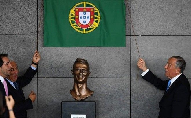 funny-cristiano-ronaldo-statue-fail-32-58dcc00ad2bb4__700