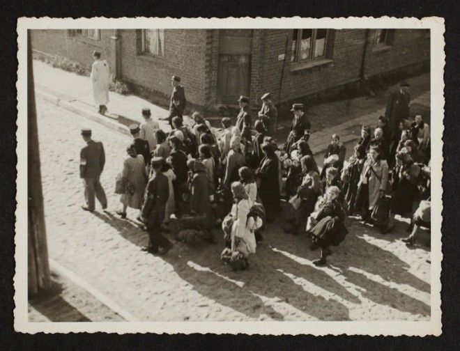 Фотографеврей на свой страх и риск запечатлел жизнь в польском гетто