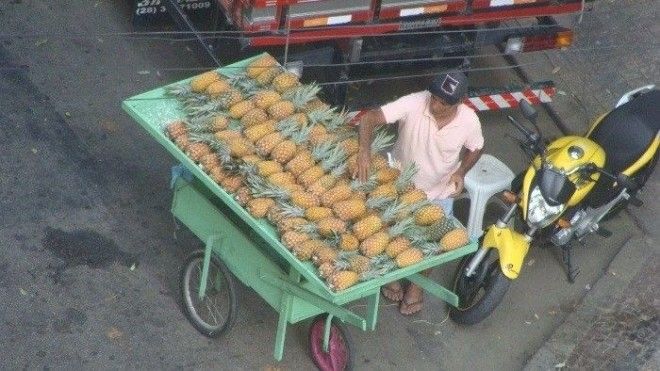 Уличный торговец ананасами