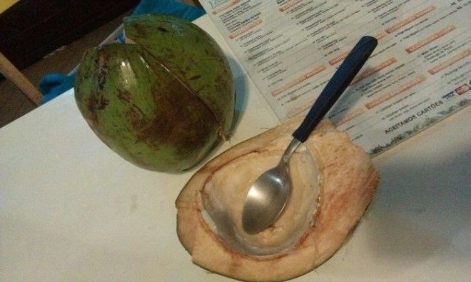 Кокосовая вода прекрасно утоляет жажду а на десерт мякоть кокоса