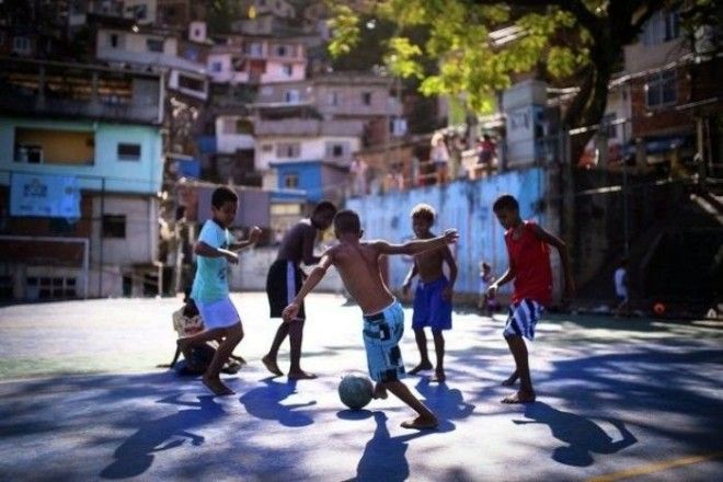 Мальчишки играют в футбол на улице