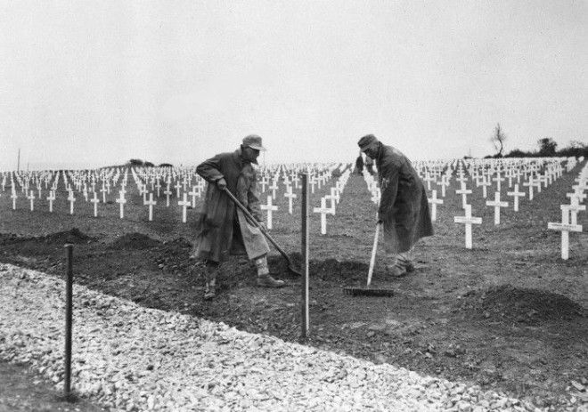  Немецкие заключенные на кладбище СенЛорансюрМер Франция 28 мая 1945 года