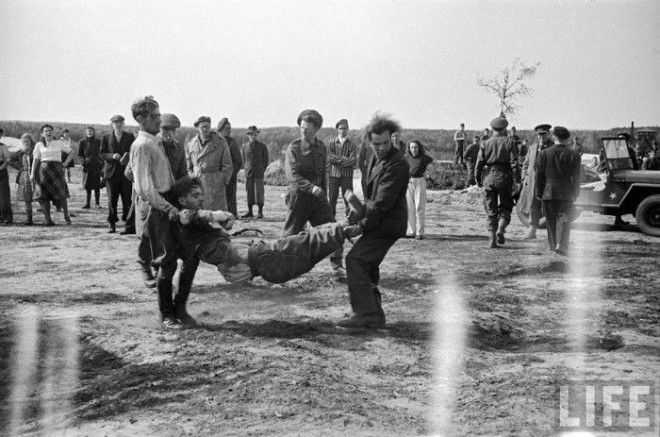 Немецкий солдат потерял сознание когда помогал складывать тела мертвых заключенных