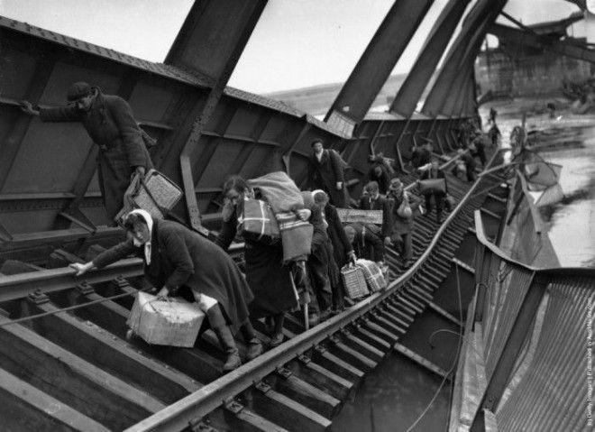 Взорванный немцами мост на Эльбе в попытке избежать хаоса в тылу немецких войск при наступлении русских