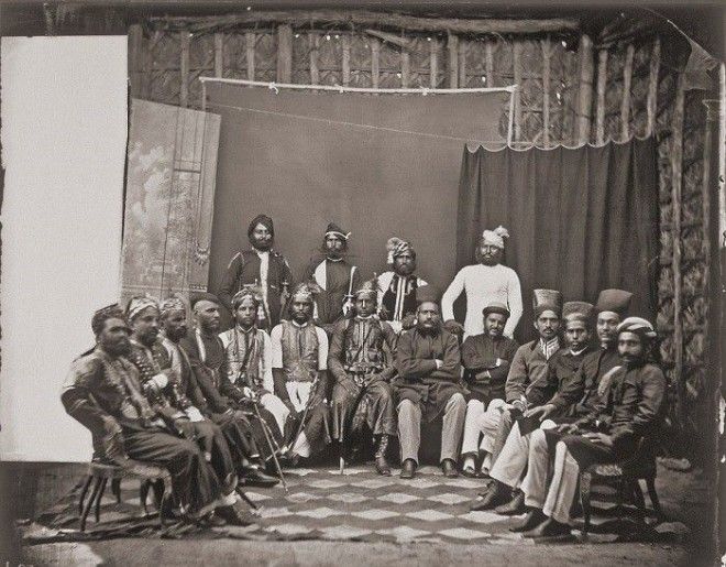 Групповое фото местной знати и почетных гостей королевского двора Джайпур примерно 1857 год