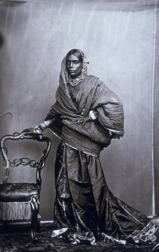 Одна из женщин из придворного гарема махараджи Джайпур примерно 1857 год 