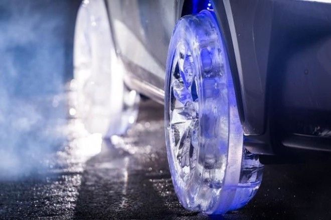 Lexus LX на ледяных колесах. Декабрь 2015 года. Фото: Lexus UK / Barcroft Cars 