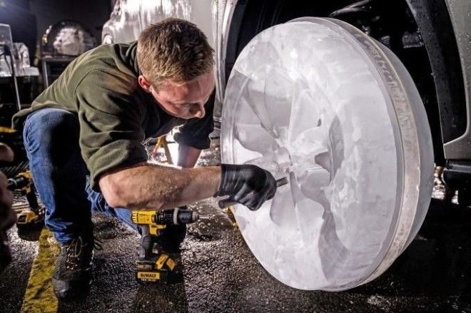 Скульптор создает ледяные колеса для Lexus LX. Декабрь 2015 года. Фото: Lexus UK / Barcroft Cars 