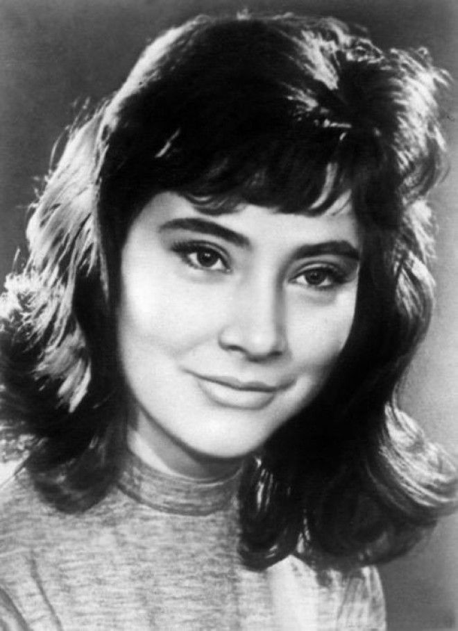 Суперзвезда советского кино, одна из самых красивых актрис мира с очень красивыми, раскосыми глазами.