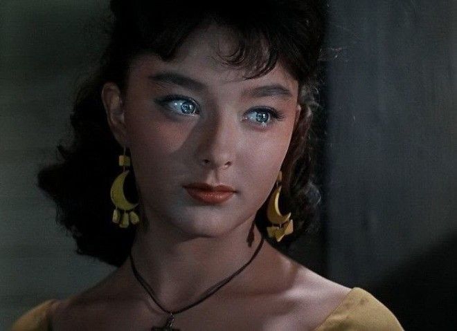 Красоту Вертинской называли «инопланетной». Не последнее место в формировании такого образа сыграли глаза актрисы.
