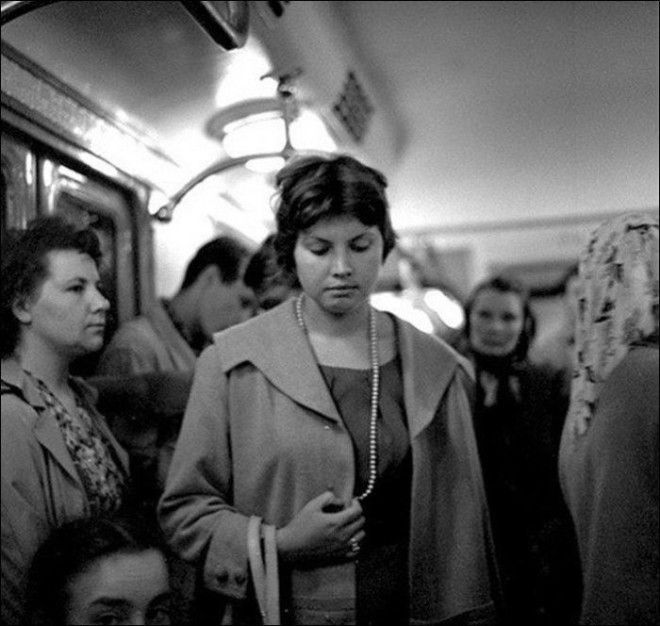 Женщина, едущая утром в метро на работу. 