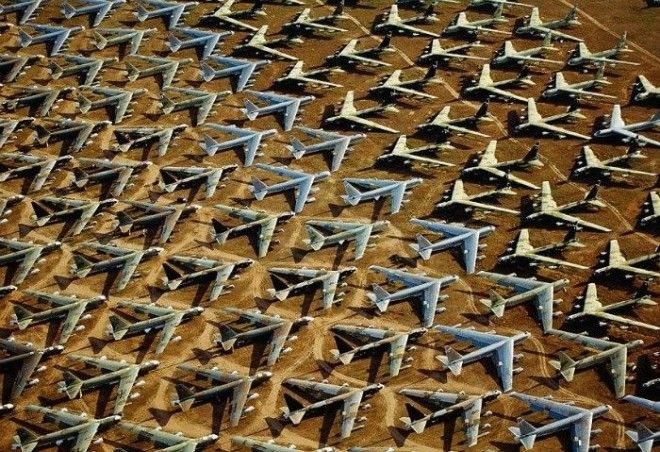 Стоянка старых военных самолетов.