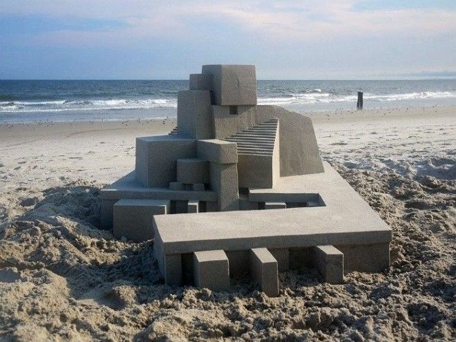 Невероятная конструкция из песка.