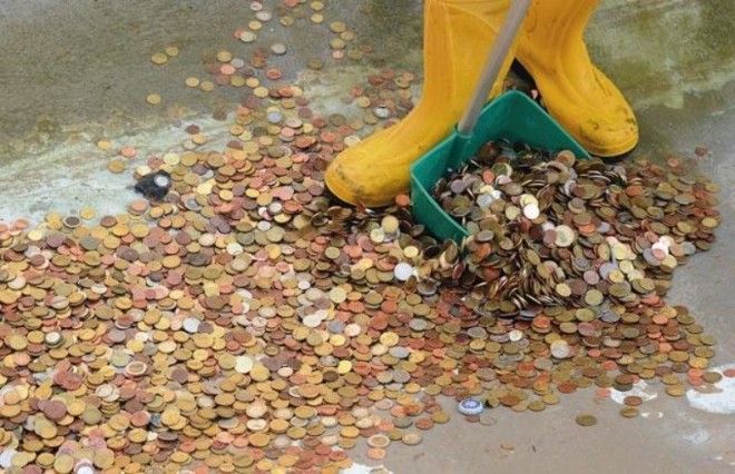Из фонтана Треви в Риме достали монеты на €1,4 млн