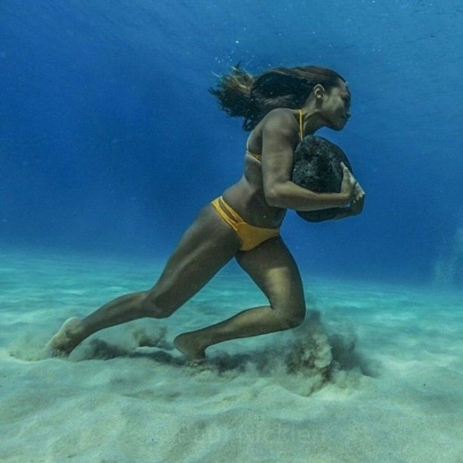2. Серфингистка ходит по морскому дну с 20-килограммовым камнем, тренируя сопротивляемость ударам волн в мире, люди, фото