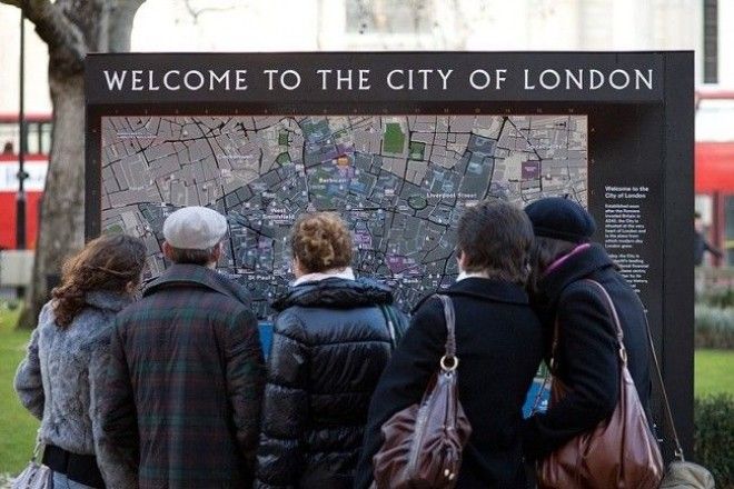 https://files.adme.ru/files/news/part_165/1650565/8336365-800px-London_Tourists_and_map_-_Dec_2009-1511094069-650-76d8afed4e-1513685244.jpg