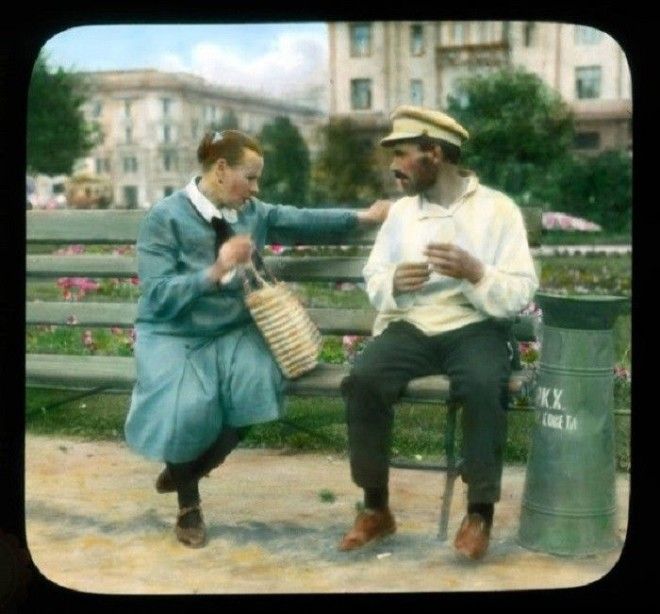 Мужчина и женщина на скамейке в парке