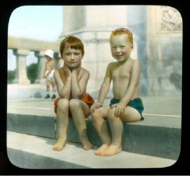 Мальчишки на ступеньках у библиотеки имени Ленина